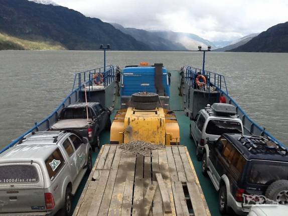 A Fiona se aperta na balsa de Puerto Yungay em direção ao final da Carretera Austral, em Villa O'Higgins, no sul do Chile